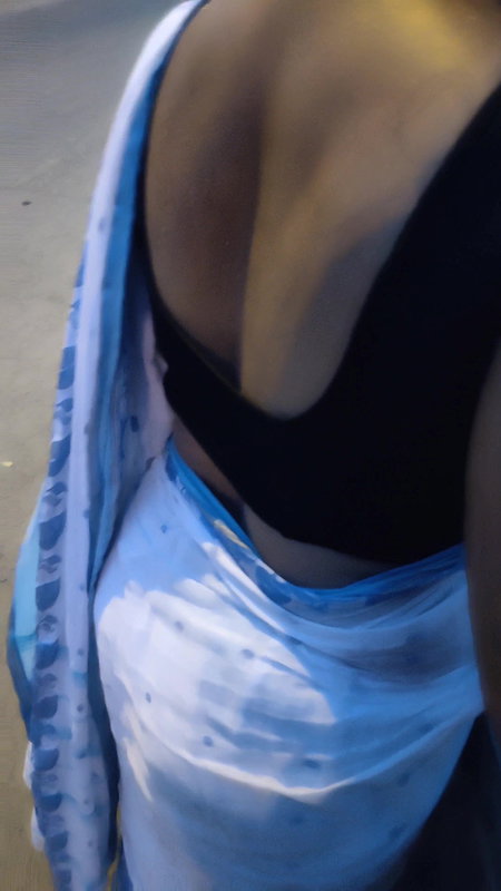 Saree babe sweaty back show on street