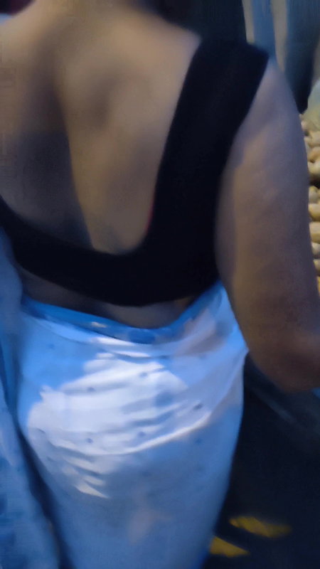 Saree babe sweaty back show on street