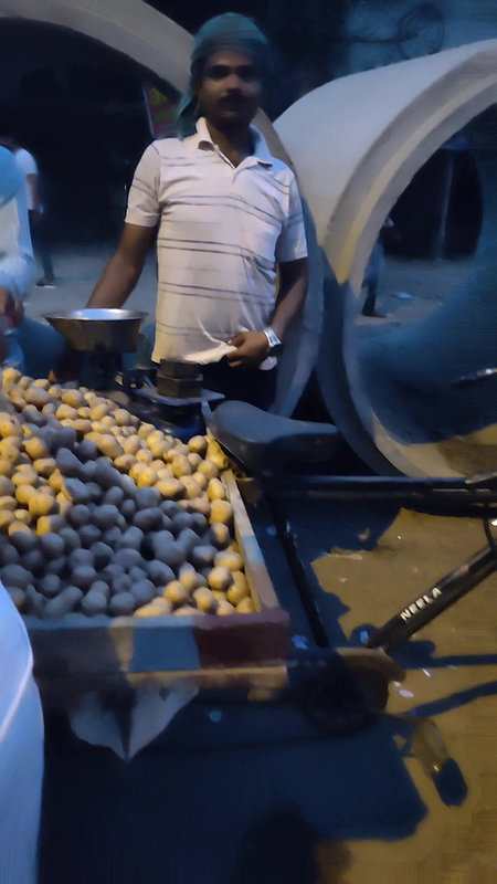 Saree babe sweaty back show on street