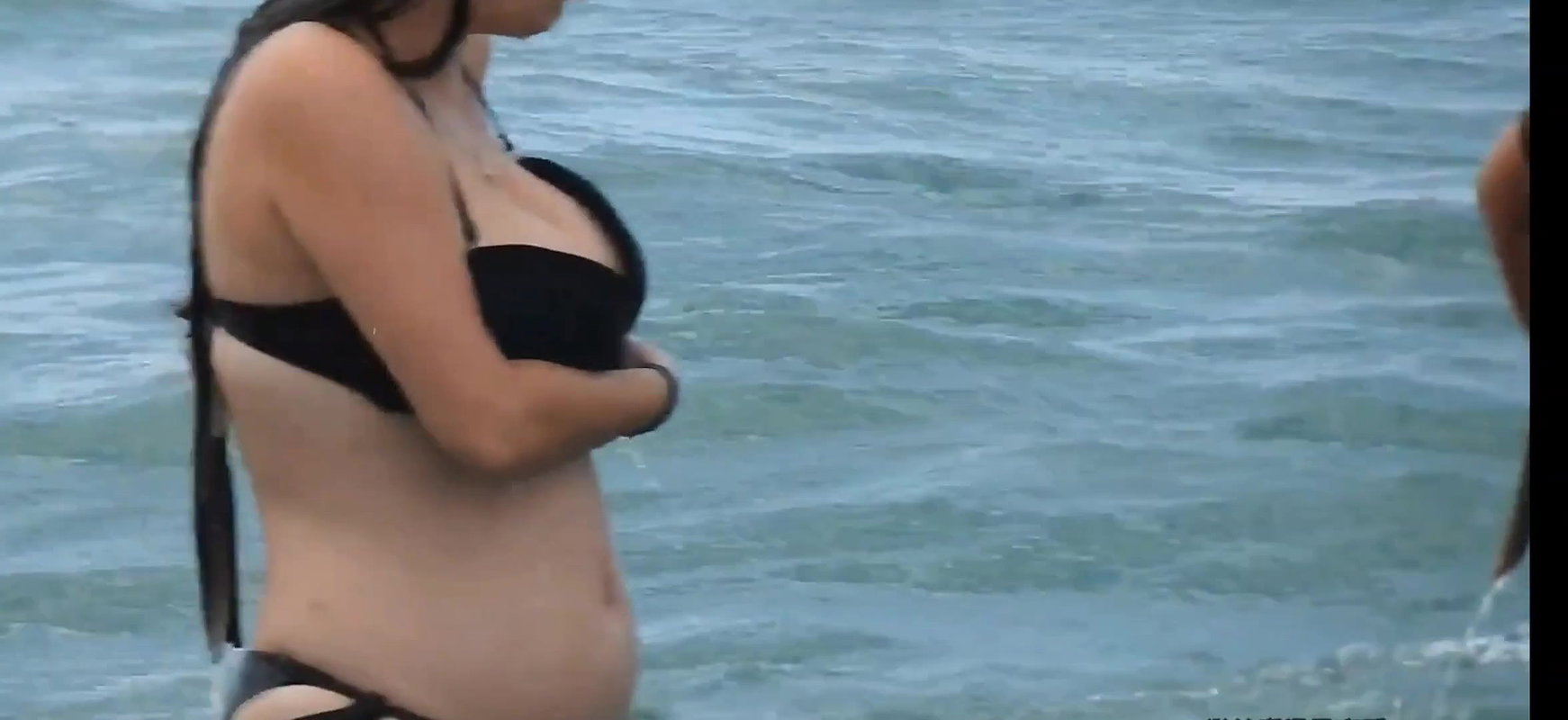 Teen girls bathing in bikini – voyeur capture