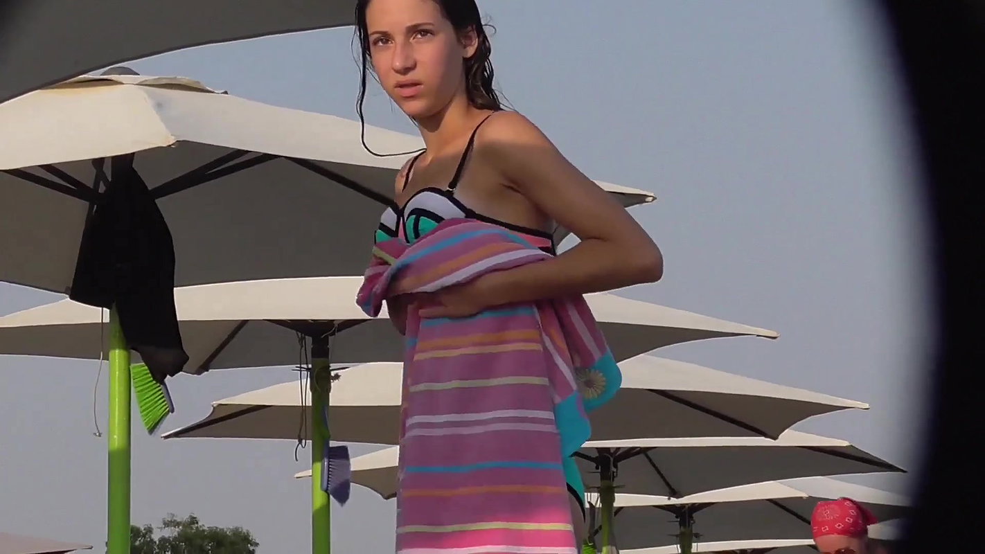 Young babe hot figure visible in small bikini