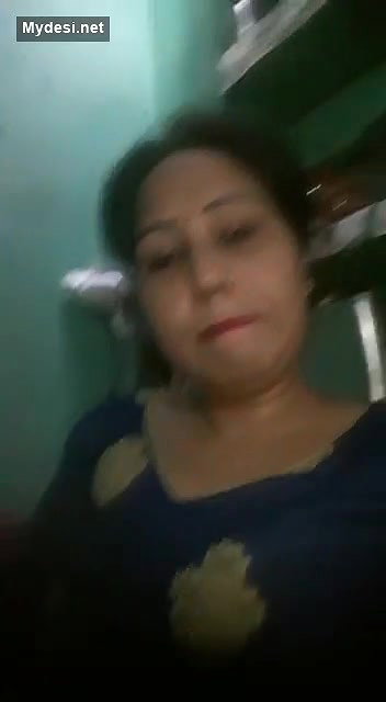 Sexy aunty showing at kitchen