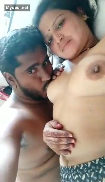 Desi Mature Bhabhi Ynghr deverji Taking selfie