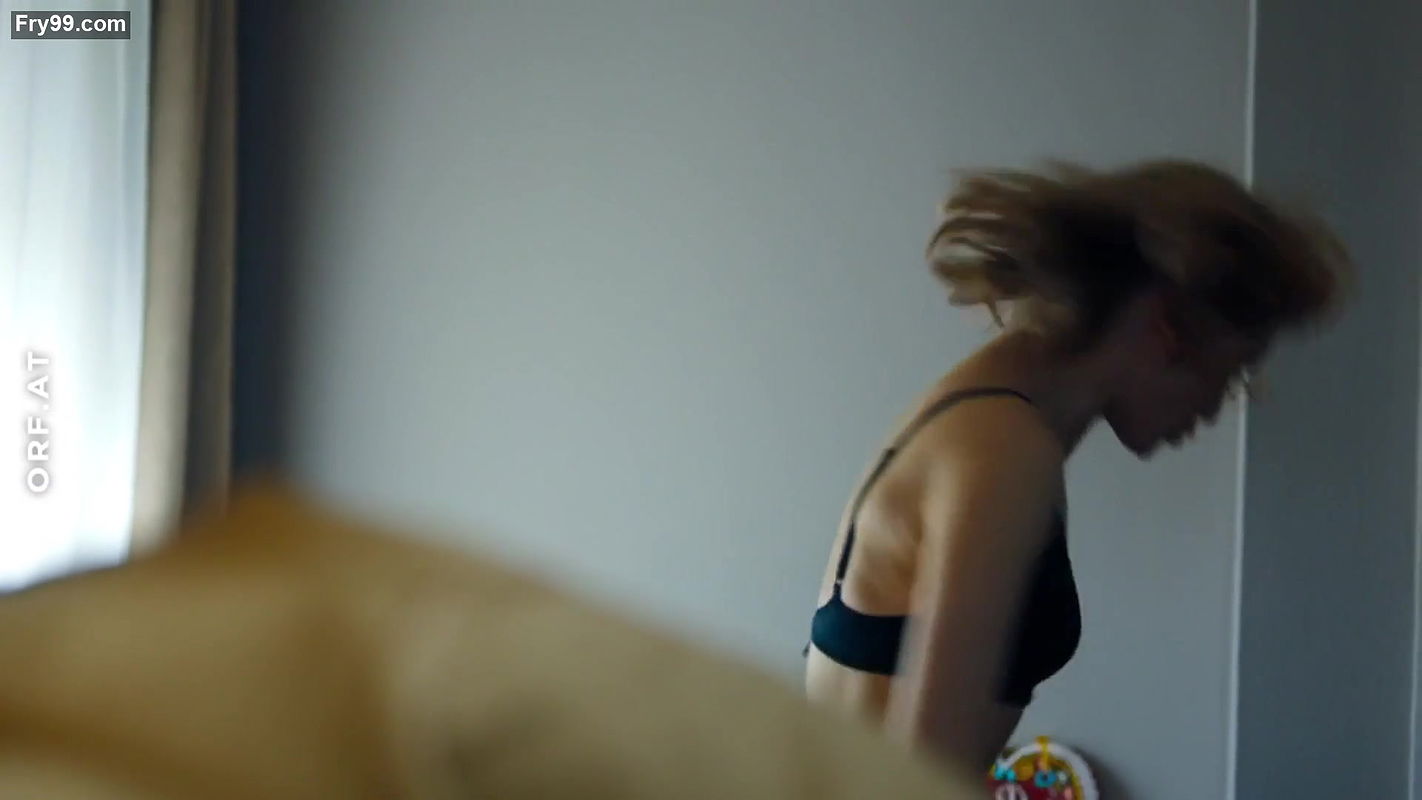 Blonde hotties enjoying enthusiastic sex