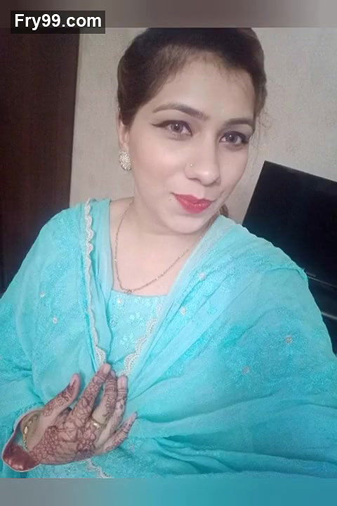 pk sexy aunty open her dress