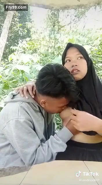 Boyfriend Sucking Girlfriend boobs