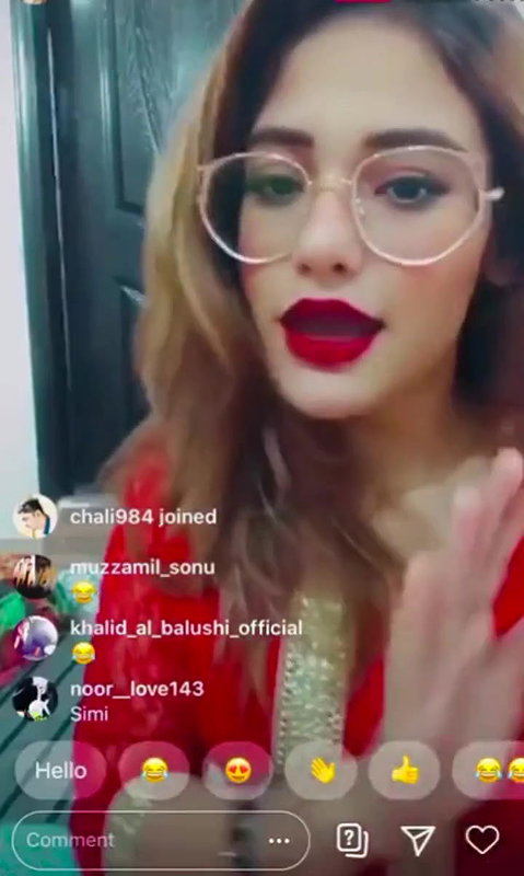 Hot Babe Doing Insta Live But Suddenly her Mom Came Nude from Bathroom
