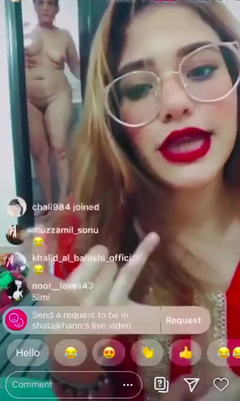 Hot Babe Doing Insta Live But Suddenly her Mom Came Nude from Bathroom