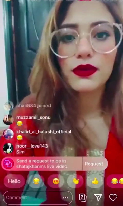 Hot Babe Doing Insta Live But Suddenly her Mom Came Nude from Bathroom