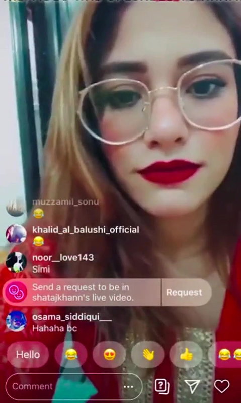 Hot Babe Doing Insta Live But Suddenly her Mom Came Nude from Bathroom