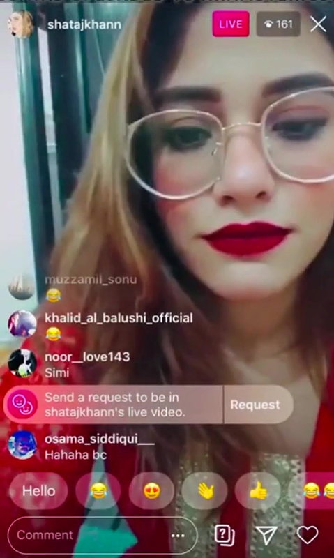 Hot Babe Doing Insta Live But Suddenly her Mom Came Nude from Bathroom