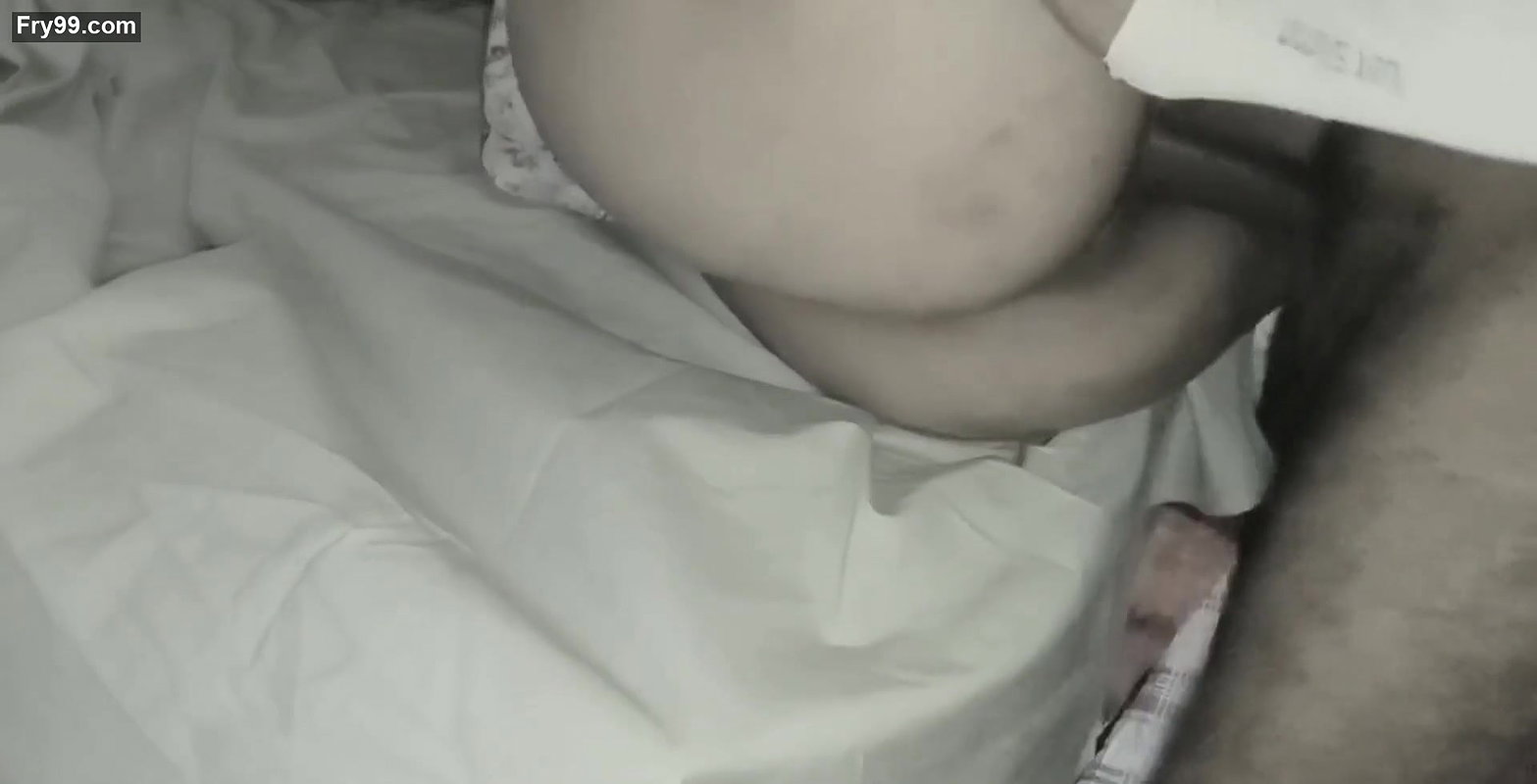 Bengali wife ki taang utha kr chudai kiya.