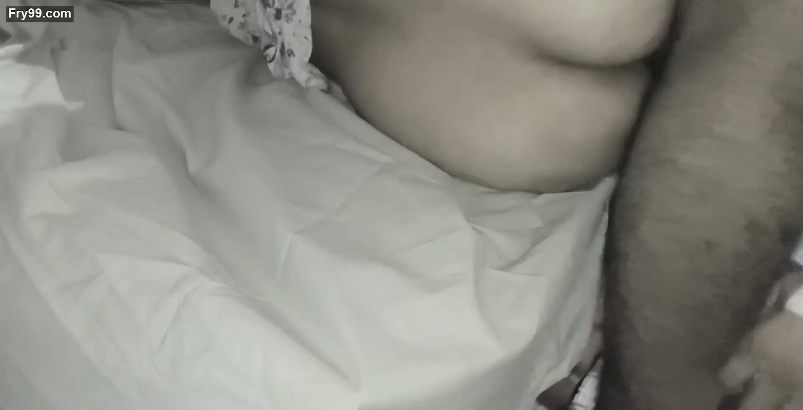 Bengali wife ki taang utha kr chudai kiya.