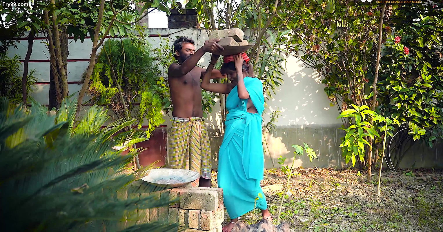 Desi Majdur Ki Patni ke sath kaam dene ke bahane Malik ne Doodh Nikal Nikal Ke Khub pela Ghar ke Bahar ( Hindi Audio )