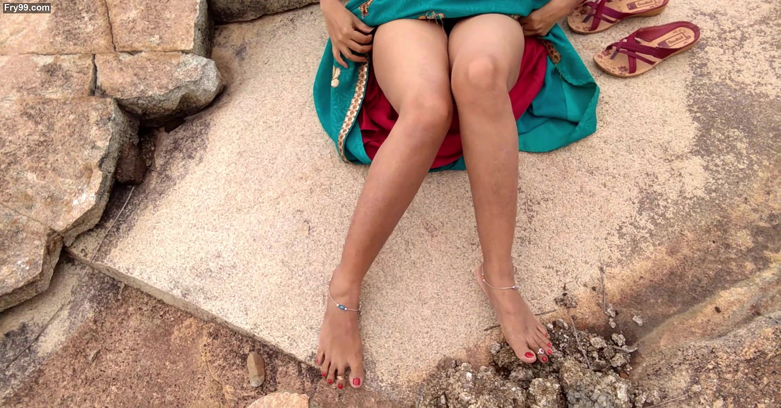 khet me kaam karne aayi bhabhi ko Jungle me patthar ke upar litakar maza diya