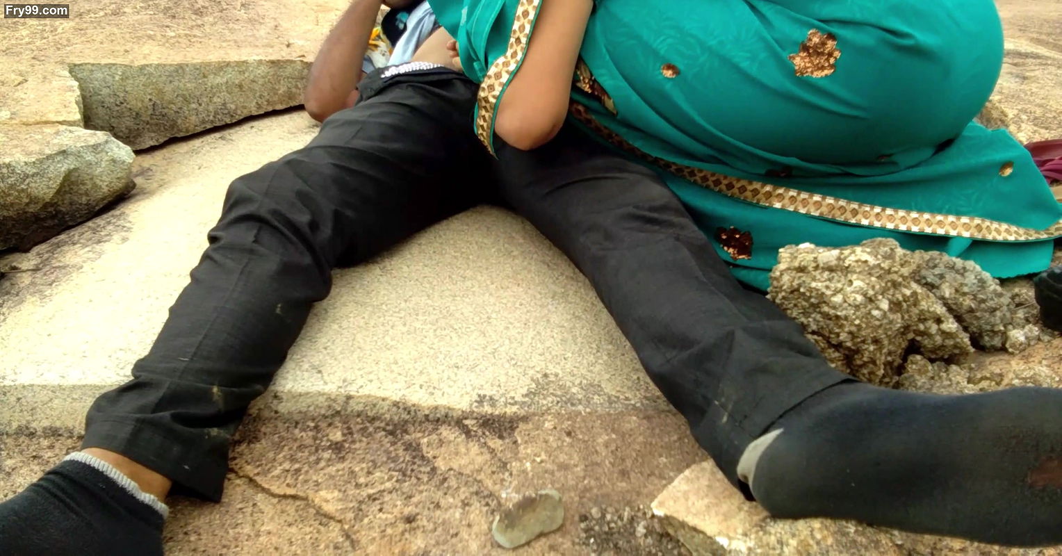 khet me kaam karne aayi bhabhi ko Jungle me patthar ke upar litakar maza diya