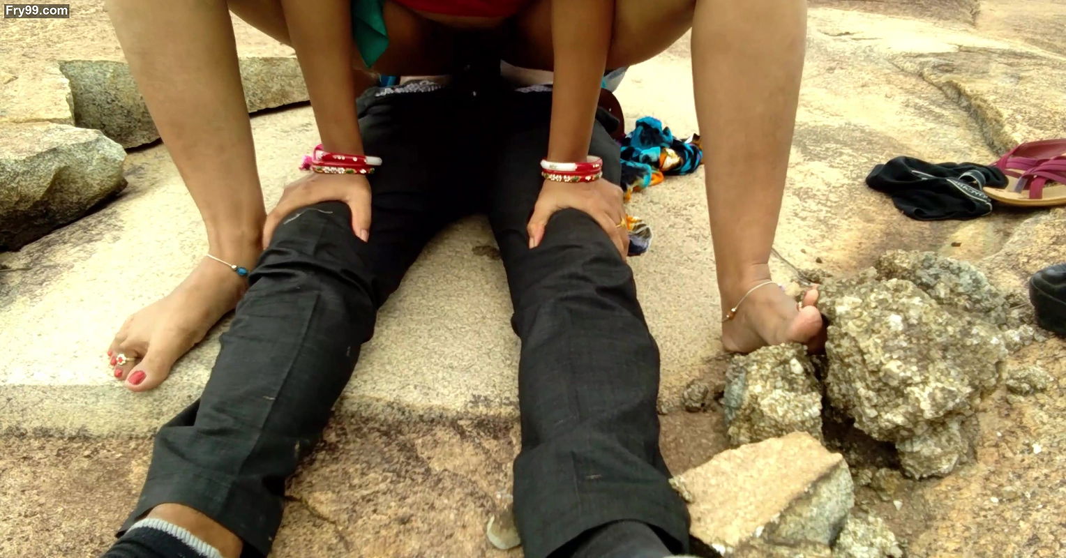 khet me kaam karne aayi bhabhi ko Jungle me patthar ke upar litakar maza diya