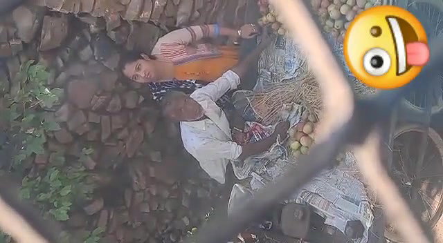 Aunty Giving handjob to apple street seller