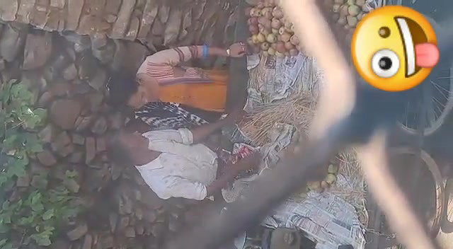 Aunty Giving handjob to apple street seller