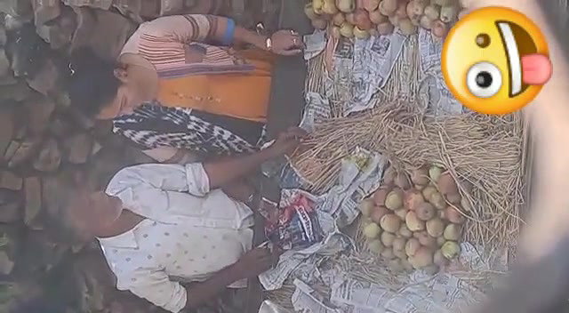 Aunty Giving handjob to apple street seller