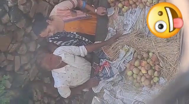 Aunty Giving handjob to apple street seller