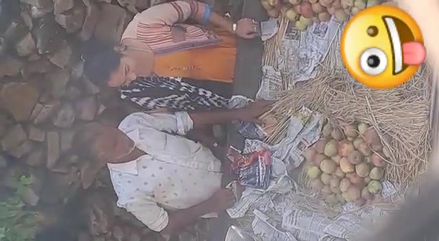 Aunty Giving handjob to apple street seller