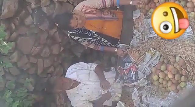 Aunty Giving handjob to apple street seller