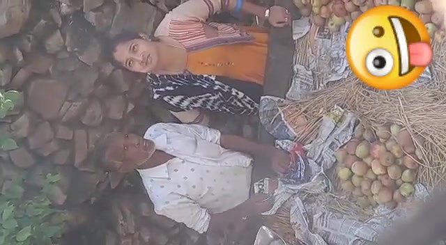 Aunty Giving handjob to apple street seller