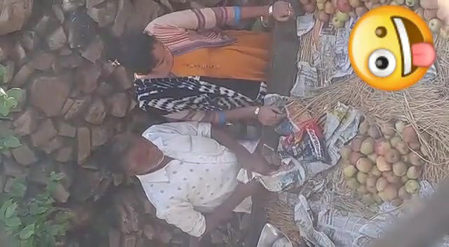 Aunty Giving handjob to apple street seller