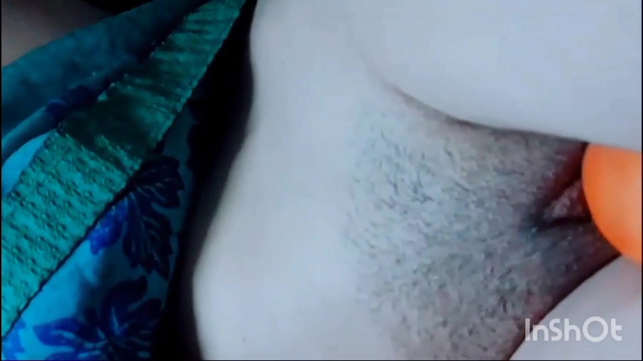 Hot girl masturbated with tomato, I masturbated by putting tomato inside my pussy, I