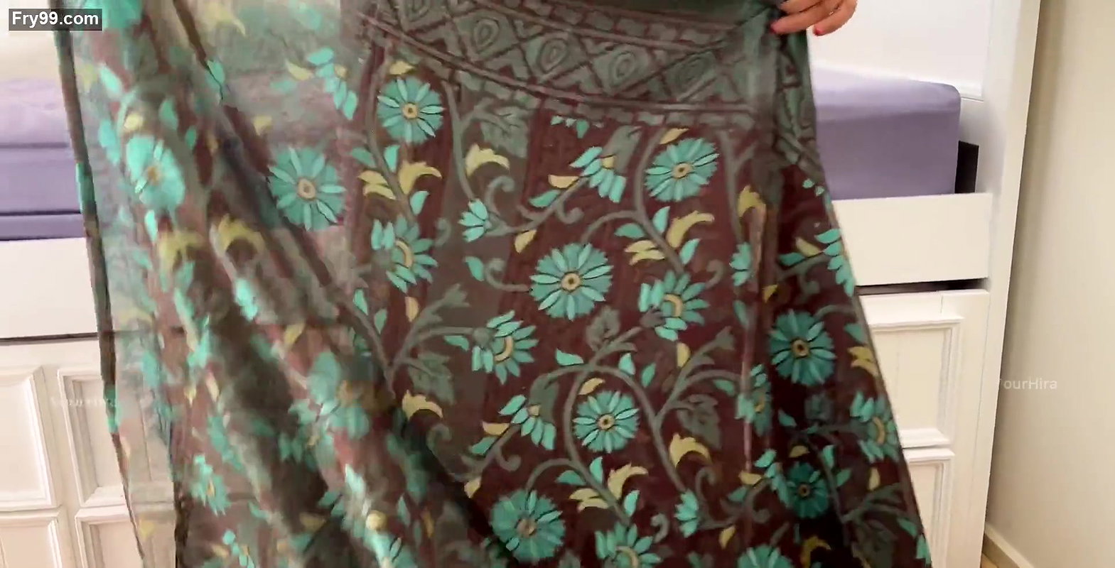Beautiful NRI Wife Wearing Saree – Sexy Milky Boobs Cleavage