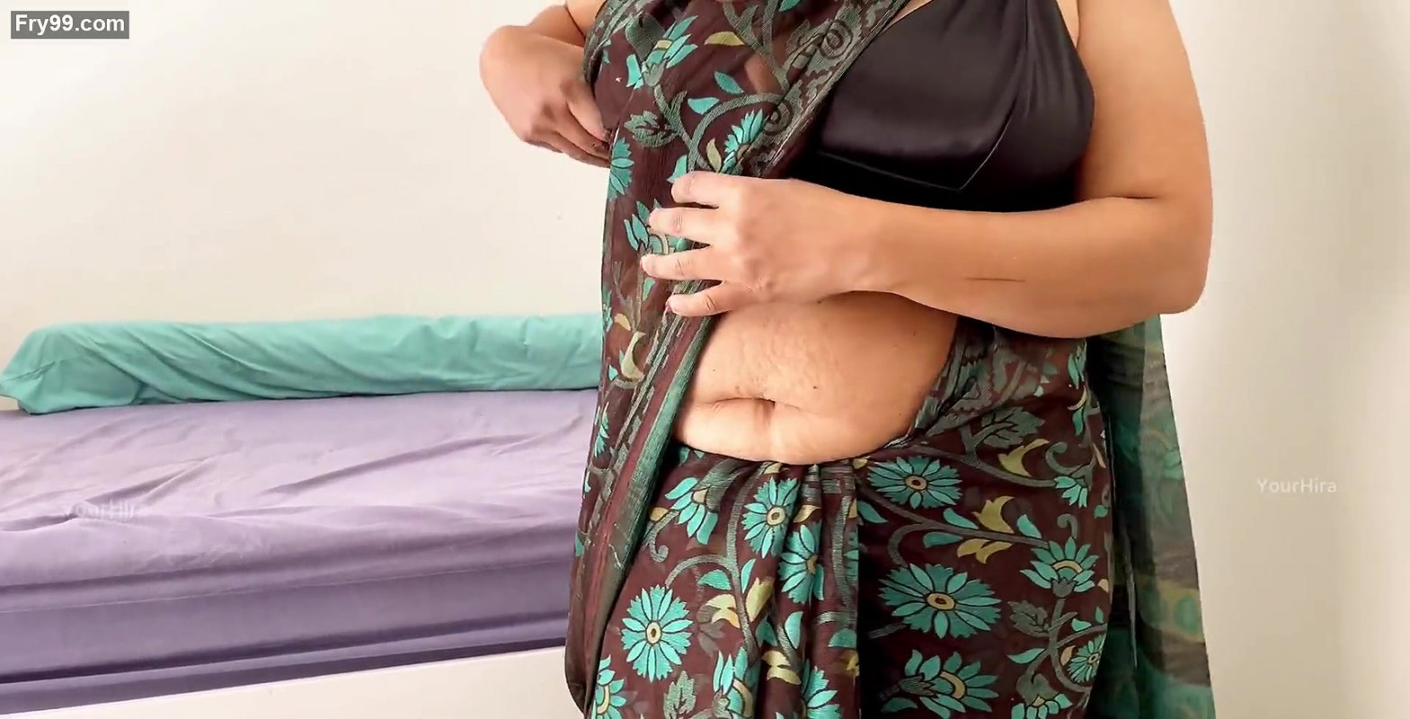 Beautiful NRI Wife Wearing Saree – Sexy Milky Boobs Cleavage