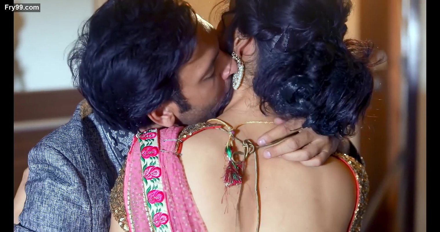 Very beautiful girls multiple smooching with young guy – HD