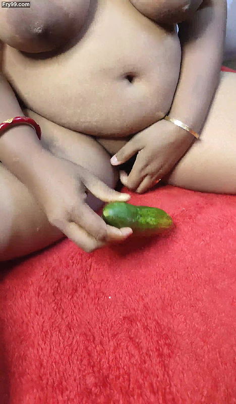 Indian bhabhi Sruti fully Naked and fucking with Cucumber