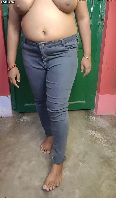 Indian bhabi fully Naked walk on the floor and showing her big ass and juicy pussy