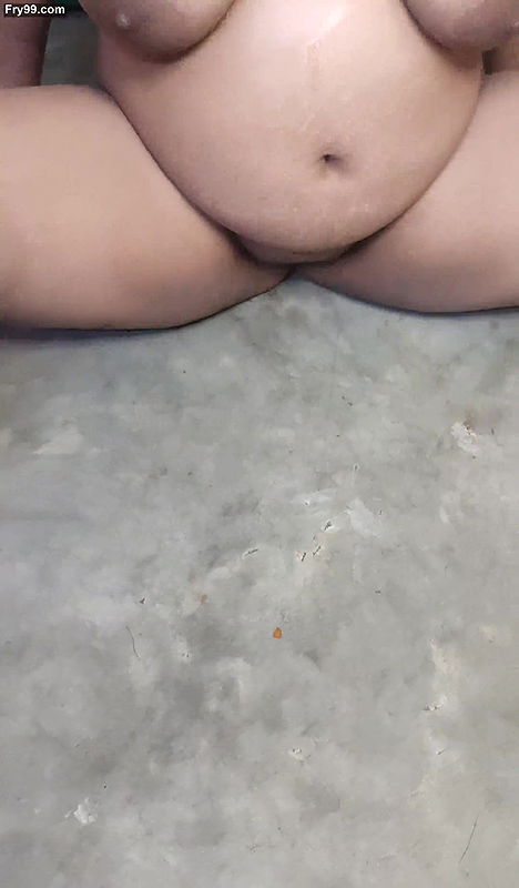 Sruti bhabi fucking with carrot and put oils in her pussy and rubbing her ass