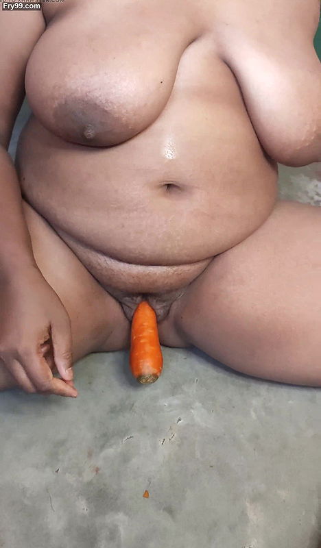 Sruti bhabi fucking with carrot and put oils in her pussy and rubbing her ass