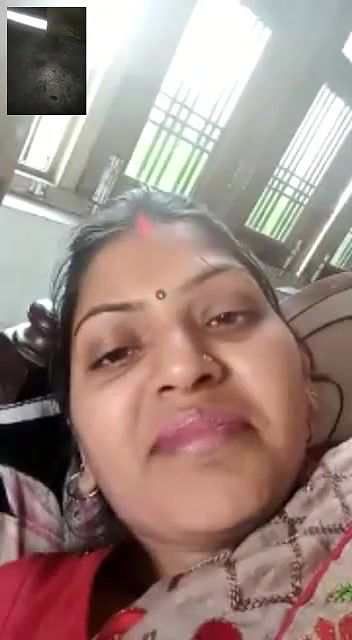 Beautiful bhabhi showing to lover