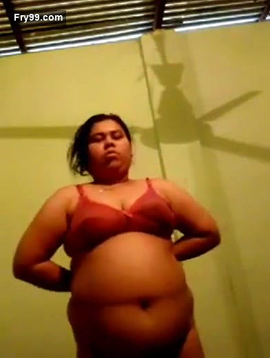 Desi village bhabi show her big boobs and ass