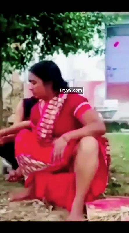 Aunty accidentally show her things