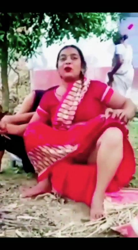 Aunty accidentally show her things