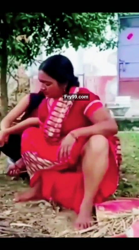 Aunty accidentally show her things