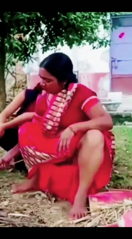 Aunty accidentally show her things