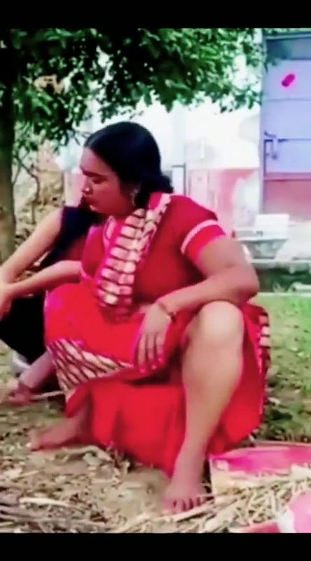 Aunty accidentally show her things