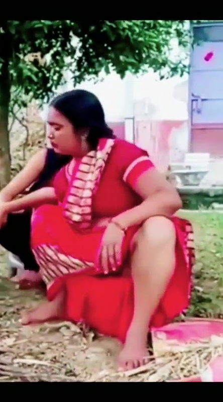 Aunty accidentally show her things