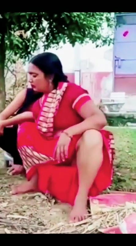 Aunty accidentally show her things