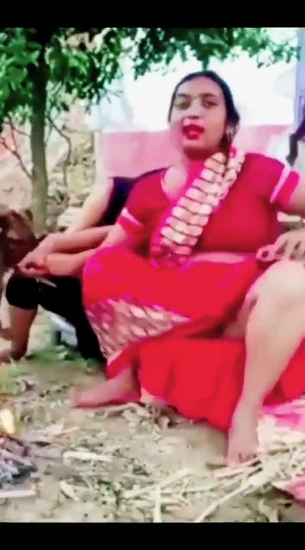 Aunty accidentally show her things