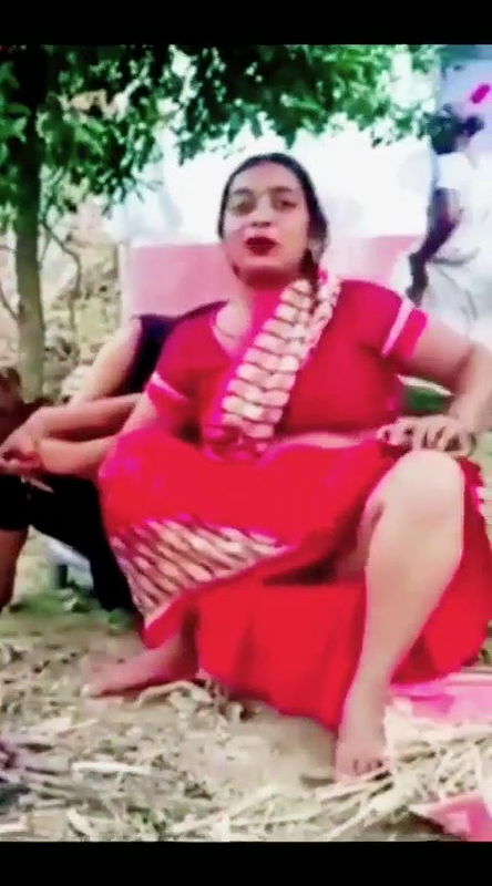 Aunty accidentally show her things