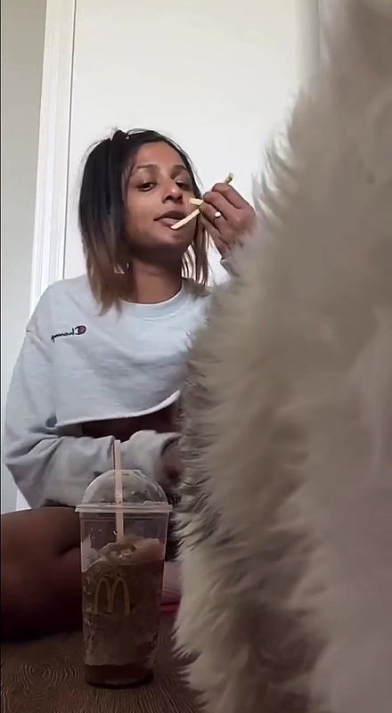 Beautiful babe accidentally Exposed her Boobs