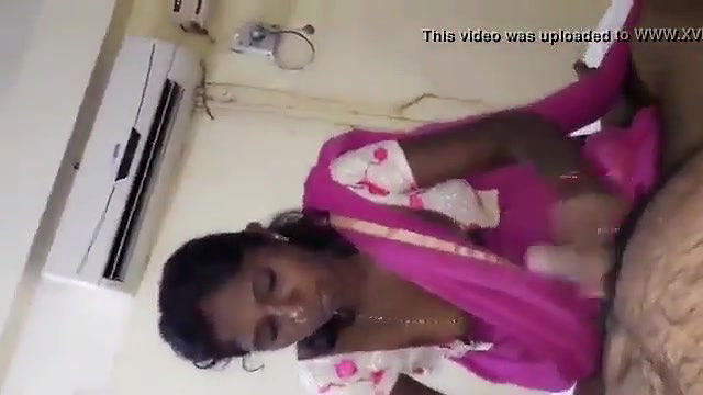 Desi Aunty in Massage Parlour Giving HJ to Customer Hard